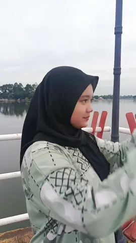 topi Korea dengan gaya hijab outfit #outfithijab #outfit #OOTD 