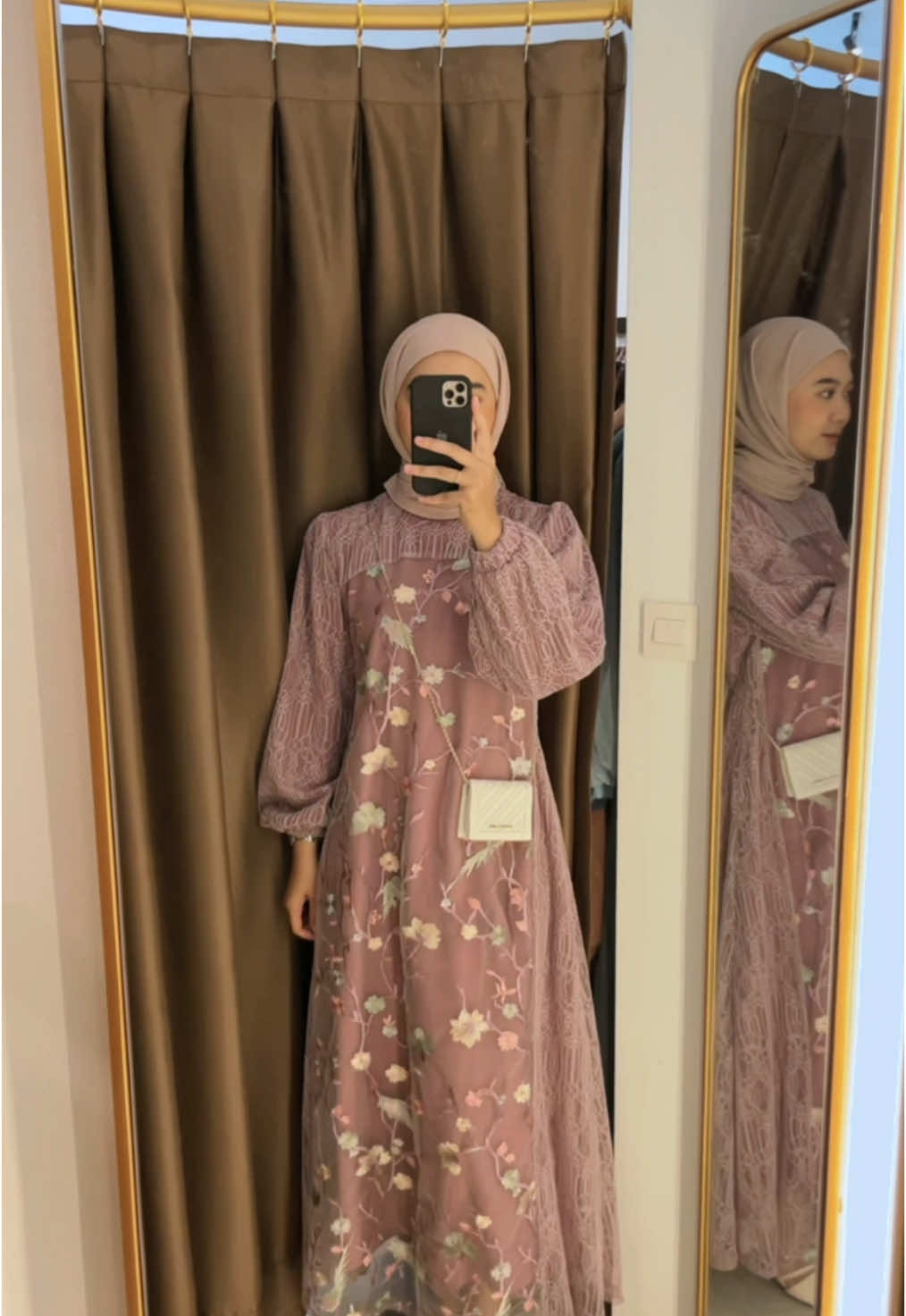 Siapa yg lebaran nya pakai Dareen dress? 👀🥰 #fyp #fypage #fypシ #dressbrukat #gamisbrukat #dressmewah #dresslebaran #gamis #dress #lebaran2025 #ootdhijab 
