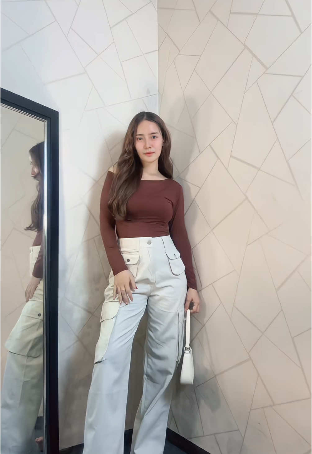 Replying to @KesayanganBundaa OOTD makin kece dengan celana cargo highwaist ini! Modelnya super chic, bikin kaki terlihat jenjang, dan cocok dipaduin sama atasan apa aja. Gak cuma nyaman, tapi juga bikin tampilan makin stylish! 🔥 Yuk upgrade gaya kamu sekarang! Ready banyak warna yang keren-keren. Kamu tim hitam, army green, atau beige? 🖤💚🤎 ⏰ Stok terbatas, buruan check out sekarang sebelum kehabisan! 💥 #CelanaCargo #HighwaistPants #OOTDFashion #CargoStyle #CelanaWanita #KoreanStyle #OOTDIdeas #TikTokFashion #CargoTrend #OOTDKeren #StyleInspo #Tren2024 #CelanaCewek #MegaGuncang1212 #WIBGajianSale #WIBGajian 