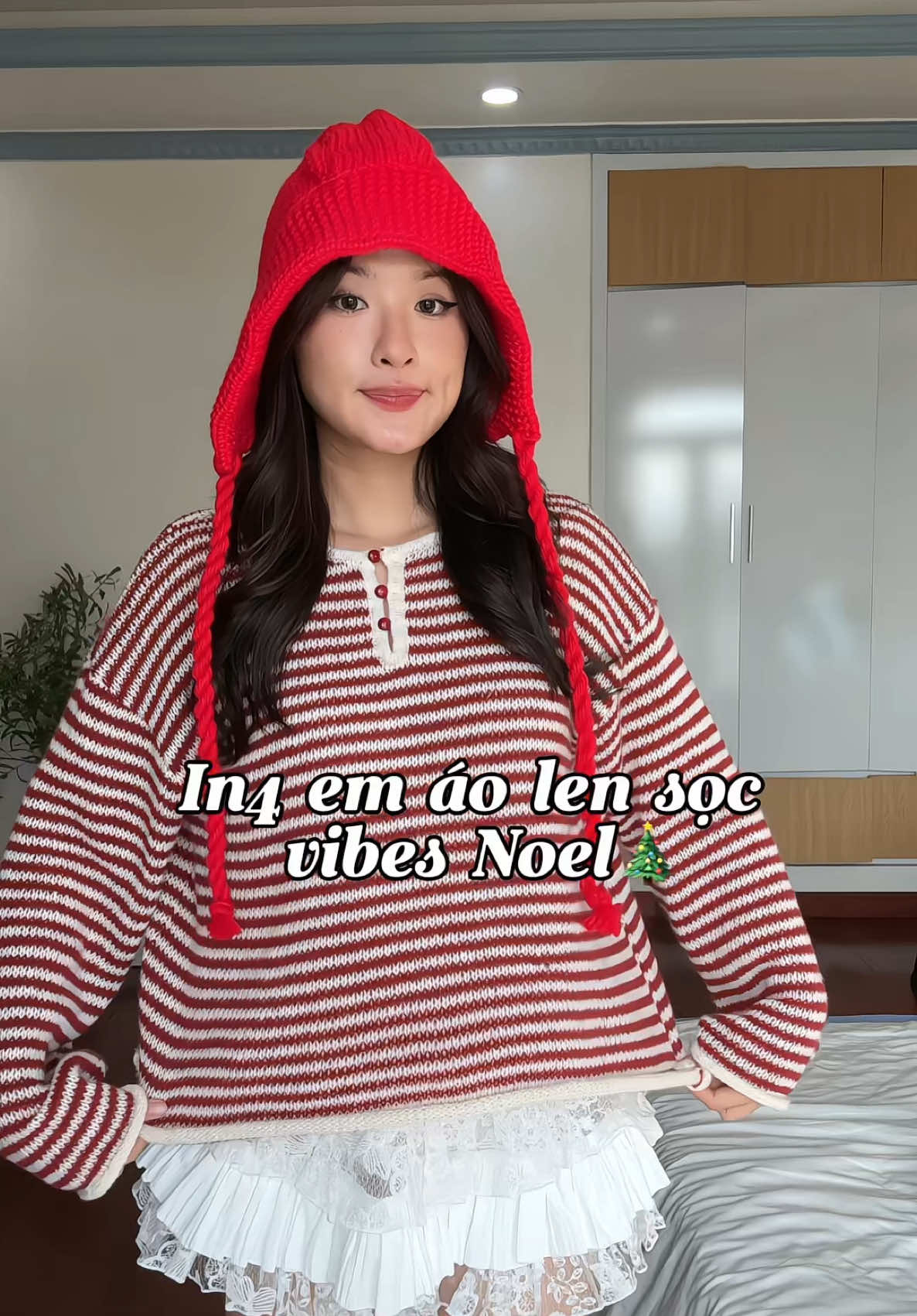 In4 em áo len sọc đỏ rấc là vibe Noel✨🎄❄️ #xuhuong #aolen #reviewlamdep #noelmacgi #outfit 