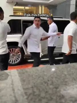 Kena tegur pak tiw kan paspampers ga mayungin bapak 🤣🫶🏻 bapak dikemendagri pagi tadi 🫶🏻 #4u #foryou #mayorteddyindrawijaya #teddyindrawijaya #foryouypage #fypviralシ #masukberanda #TIW #prabowo 