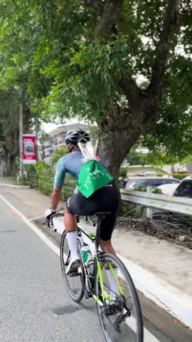 “Je pa buhat ng flowers mo, kunwari loverboy ako” #fyp #viral #cycling 