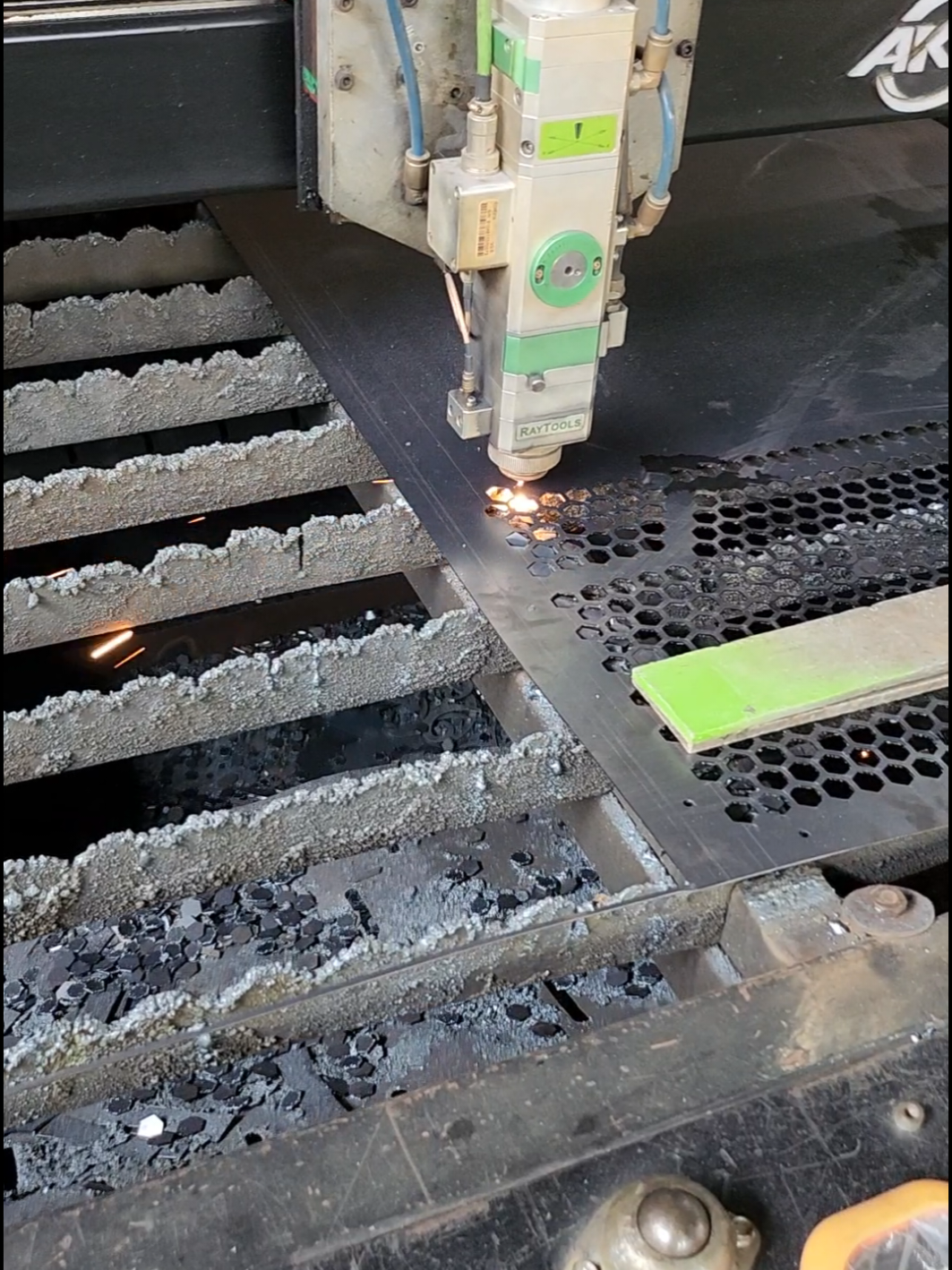 Proses pembuatan grill audio costum by AKM CNC Demak. #grillaudio #laserplat #grill #lasersemarang 