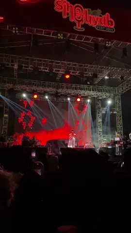 Desember, Efek rumah kaca cover by @fourtwntymusic  #arilesmana #fourtwentymusic #efkar #efekrumahkaca #desember #event #semarang #singguyubfest2024 