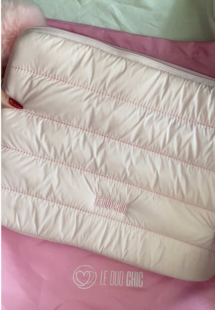 Made using nylon, @Le Duo Chic laptop sleeve is a really lightweighted and water resistant sleeve that can fit a 14” laptop and an ipad, plus others! With an additional compartment at the back, you can add other essentials like your charger, powerbank or airpods :) I really love how light and puffy it is, and best part is if it rains, you can kinds use it to shelter your head from the rain 😂 #leduochic #laptopsleeve #fyp #tiktokshopsg 