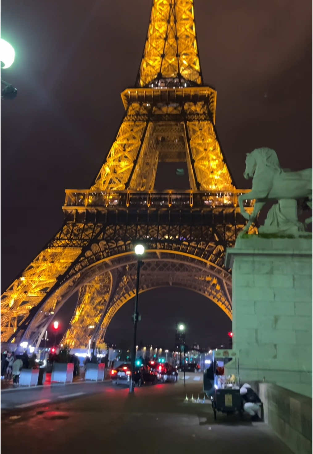 Paris ❤️ #paris #visitparis #2025 #2024 #noel #parisienne #novembre #decembre #parislove #eiffeltower #towereiffel #toureiffel #christmas #parisian #parisien #france 