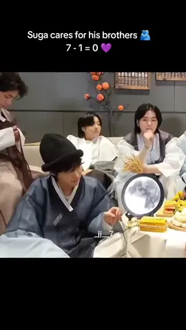 Yoongi sees everything and he will always help 🫂💜 #bts #_jj__7 