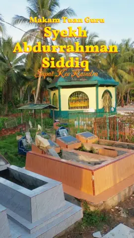 Makam Syekh Abdurrahman Siddiq Al-Banjari, atau lebih dikenal sebagai Tuan Guru Sapat, merupakan salah satu destinasi spiritual dan sejarah yang terletak di Kecamatan Kuindra, Kabupaten Indragiri Hilir (Inhil), Riau. Beliau adalah seorang ulama besar asal Kalimantan Selatan yang menjadi Mufti Kerajaan Indragiri pada akhir abad ke-19 hingga awal abad ke-20. Syekh Abdurrahman Siddiq dikenal luas sebagai seorang ulama yang memiliki keilmuan mendalam dalam ilmu tauhid, fikih, tasawuf, dan dakwah Islam. Makam beliau menjadi tempat yang penuh makna, baik bagi masyarakat setempat maupun para peziarah dari berbagai daerah. Kompleks makamnya terletak di tepi Sungai Indragiri, dikelilingi oleh suasana alam yang tenang dan asri. Para pengunjung biasanya datang untuk berziarah, berdoa, atau sekadar mengenang jasa besar beliau dalam menyebarkan ajaran Islam di wilayah Riau dan sekitarnya. Syekh Abdurrahman Siddiq juga dikenal sebagai penulis produktif yang menghasilkan berbagai karya keislaman, seperti Risalah Tauhid, Risalah Shalat, dan An-Nafahat. Karya-karya ini masih dipelajari hingga kini sebagai warisan intelektual beliau. Keberadaan makamnya bukan hanya menjadi simbol penghormatan terhadap seorang ulama besar, tetapi juga menjadi bukti sejarah perkembangan Islam di Nusantara. Ziarah ke makam ini bukan hanya soal tradisi, tetapi juga sarana untuk mengingatkan diri tentang pentingnya ilmu, keikhlasan, dan keteladanan dalam mengamalkan ajaran agama. Makam Tuan Guru Sapat terus dirawat oleh masyarakat setempat dan menjadi salah satu aset budaya serta spiritual penting di Kabupaten Indragiri Hilir. #makamtuangurusapat #syekhabdurrahmansiddiq #sapat #kuindra #tembilahan #inhil 