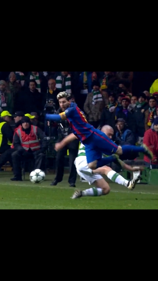 LIONEL MESSI BEST DRIBELLING SKILL IN FOOTBALL  #messi #football  #footballskills  #footballedit 