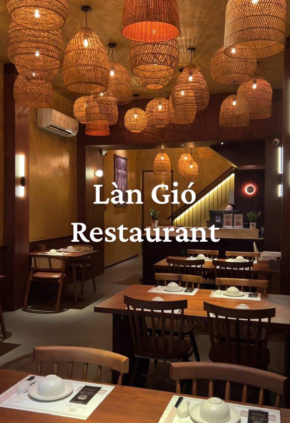 Làn Gió Restaurant - 169 Trần Phú, Đà Nẵng  ⏰ 10:30-23:00 💰 59-385k ————————— Mình vừa mới trải nghiệm một nhà hàng mang đậm hương vị Việt mới khai trương ngay tại đường Trần Phú, mình khá bất ngờ vì sự chỉn chu từng chi tiết từ phục vụ từ đồ ăn đến không gian. Decor kiểu cổ cổ như Hội An, gam màu vàng ấm áp phù hợp với họp mặt gia đình, bạn bè, gặp mặt cuối năm, noel hoặc Tết dương. Những món mình ăn bao gồm gỏi bưởi (198k), bánh cuốn tôm (98k), tôm ngũ cốc (217k), bánh khọt (168k) phở lòng bò (129k) và đồ uống có nước ép cà chua (40k), dừa trái tươi (50k). Món nào mình cũng ấn tượng vì trang trí đẹp mắt và ăn cũng rất đậm đà, nói chung cá nhân mình thấy ngon và must try. Service hoàn toàn tuyệt vời, nhân viên dễ thương. Theo mình tìm hiểu thì đây là chuỗi nhà hàng có cơ sở tại Đà Nẵng và Nha Trang nữa. Mình nghĩ đây là một địa điểm khá phù hợp để hẹn hò nữa đó, đồ ăn ngon, sang trọng. Recommend mọi người ghé Làn Gió Restaurant dịp lễ cuối năm này, mình đảm bảo không thất vọng đâu nha 🥰 #langiorestaurant #nhahanglangio #langio #angidanang #henhodanang #angiodau #foodinsoul #danangtrongtoi #christmas2024 #fyp #viral 