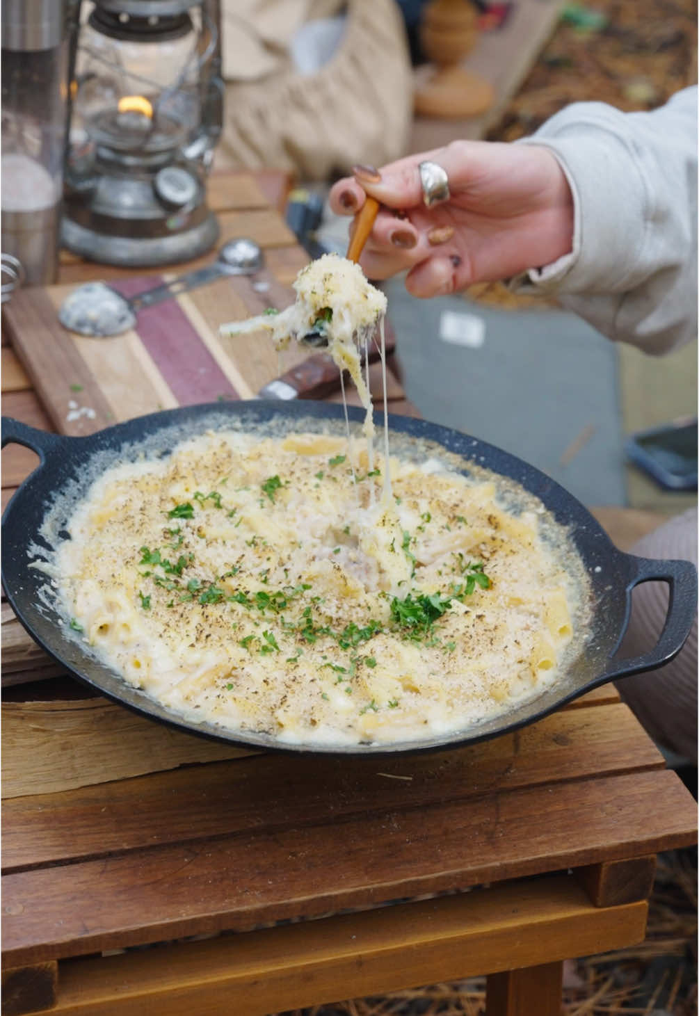 🍳ワンパングラタン&焼き里芋🔥 　 レシピはコメント欄に記載してます🫶 　 　 #camp #camping #キャンプ #アウトドア #料理 #レシピ #outdoor #簡単レシピ 