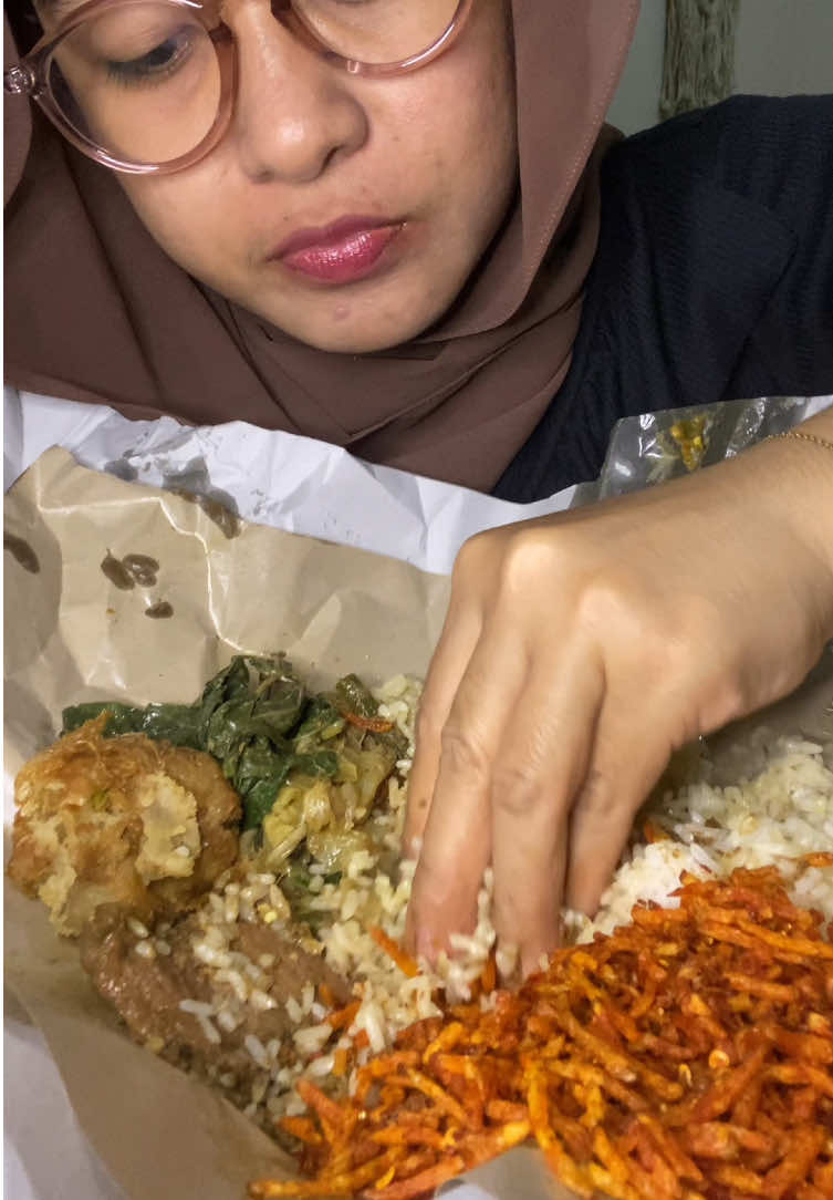 Nasi padang enak kayaknya, pake kering kentang pedes 🔥 btw maaf telingaku keliatan wkwkwkw . #mukbang #mukbangeatingshow #mukbangvideo #makan #asmrvideo #asmr #eatingasmr #eatingfood #fyp #fypviral #kontenmakan #asmrsounds #nasipadang 