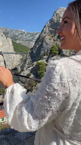 Omis in Kroatien 😎🇭🇷🌴 👉 Entdecke den traumhaften Urlaubsort Omis mit Kroati.de.  Im charmanten Omis, wo die Berge das Meer treffen, spürst du die Magie der dalmatinischen Küste. Ob beim Spaziergang durch die engen Gassen der Altstadt oder beim Entspannen am Strand - hier findest du echte Erholung. Und das Beste? Die herzlichen Einheimischen lassen dich fühlen, als wärst du Teil ihrer Familie.   Entlang der Omis - Riviera gibt es auch zahlreiche schöne Nebenorte. Zur Riviera gehören die Urlaubsorte Stanici, Pisak, Mimice, Duce, Marusici, Nemira und Lokva Rogoznica.  Hast du schon mal von Omis gehört oder warst du vielleicht schon dort? Teile deine Erlebnisse in den Kommentaren! #Omis #Kroatien #kroatienurlaub #urlaub #traveling #reisen #Stanici #DugiRat #Duce #LokvaRogoznica #Mimice #Marusici #Pisak #Omiš #Brela #Dalmatien #kroatientiktok #urlaubstipps #urlaubsgefühle #reisetipps #reiseblogger #holiday #Split #Cetina #OmisRiviera #traveldiaries
