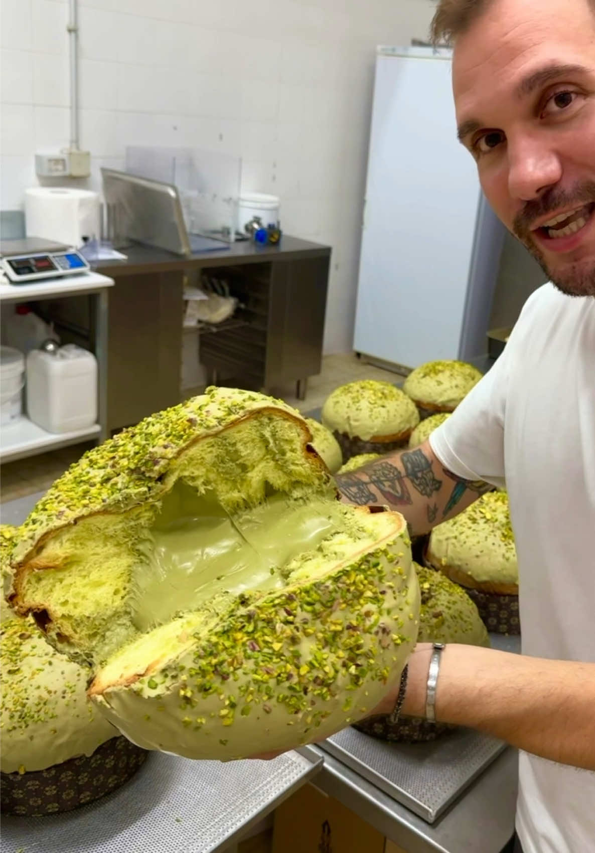 Extra farcito💣1,5 kg con 500 grammi di crema al pistacchio! Ultimi giorni per ordinarlo solo su www.verdepistacchio.shop✨ ✈️Spedizioni in tutta Europa! #pistachio #pistacchio #panettone #christmas #navidad #natale #panettoneartigianale 