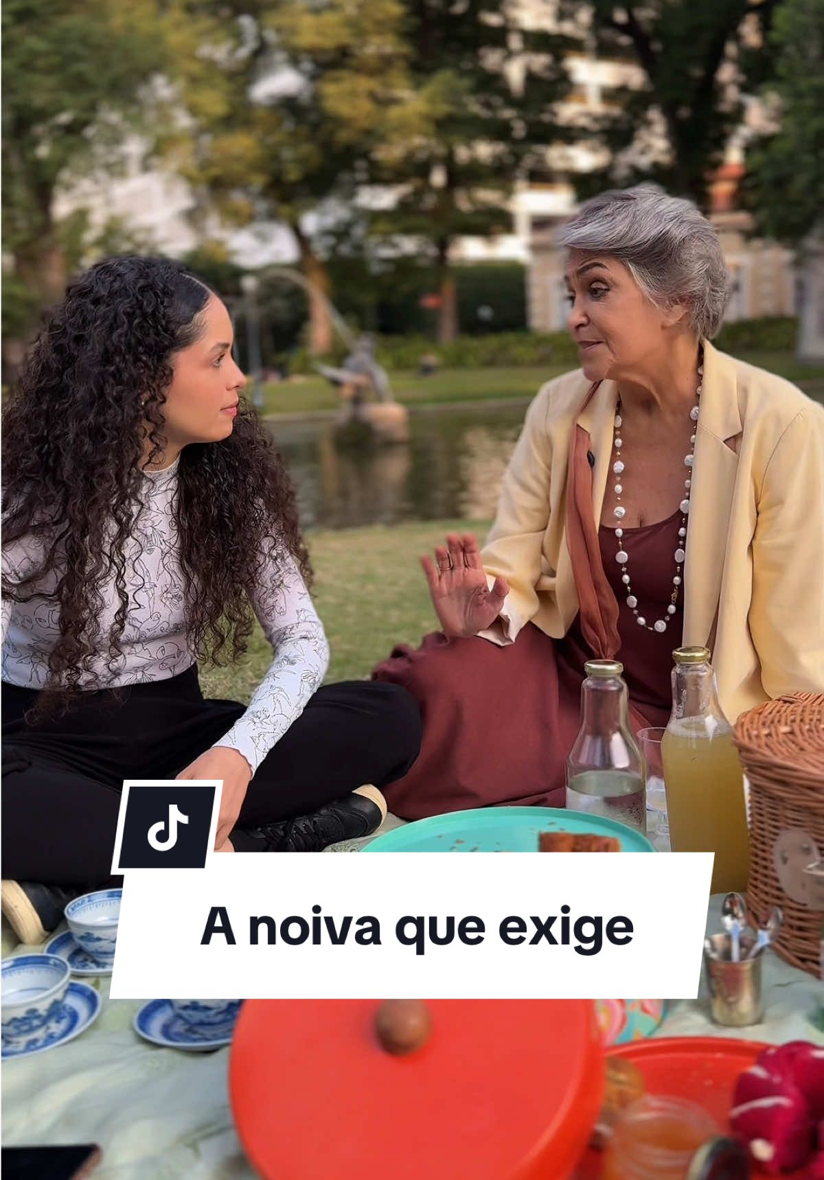 Nos dias de hoje, muitas noivas têm optado por definir cores específicas para as madrinhas e até exigem combinações de vestuário. Mas até que ponto essas imposições são realmente necessárias? O que vocês acham? #Casamento #MadrinhasDeCasamento #Etiqueta #Elegancia