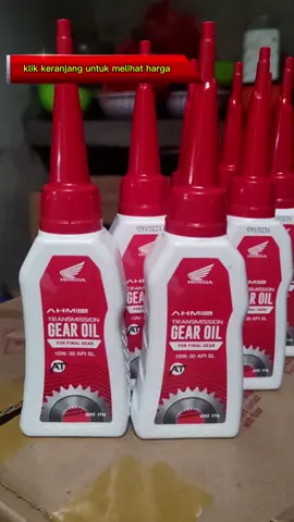 Gear Oil AHM 120ml Merupakan oli transmisi untuk sepeda motor matik Honda.  Gear Matic Oil ini memiliki formulasi khusus dari Honda R&D Japan dengan keunggulan: - Memiliki tingkat gesek rendah.  - Mampu melumasi celah tersempit pada Gear CVT. - Mampu menahan tekanan kerja & temperatur yang tinggi terhadap daya pelumasan. Dengan formulasi tersebut, perpindahan gigi otomatis dapat tetap lembut dan lancar serta umur pakai unit CVT menjadi jauh lebih lama. #oli #gardan  #matic  #honda 