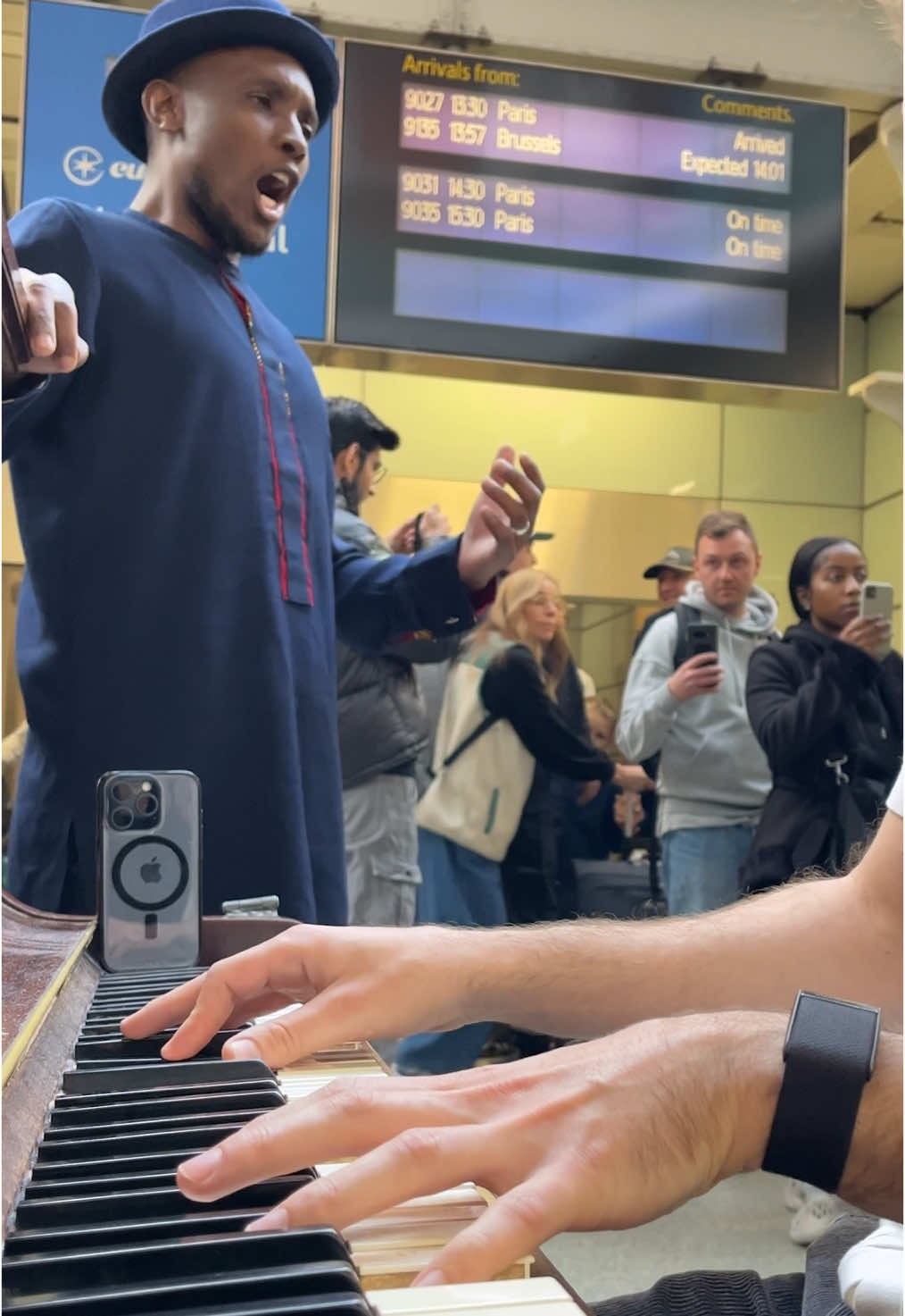 This guy shocked everyone..😱 @innocentmasukuofficial  Violins from : @Florian Leonhard Fine Violins  #caruso #operasinger #classicalmusic #tenor #publicpiano #violin #violincover 