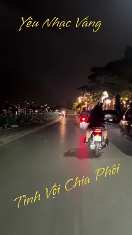 Ngày em đi vào yêu trên con đường bước vội…