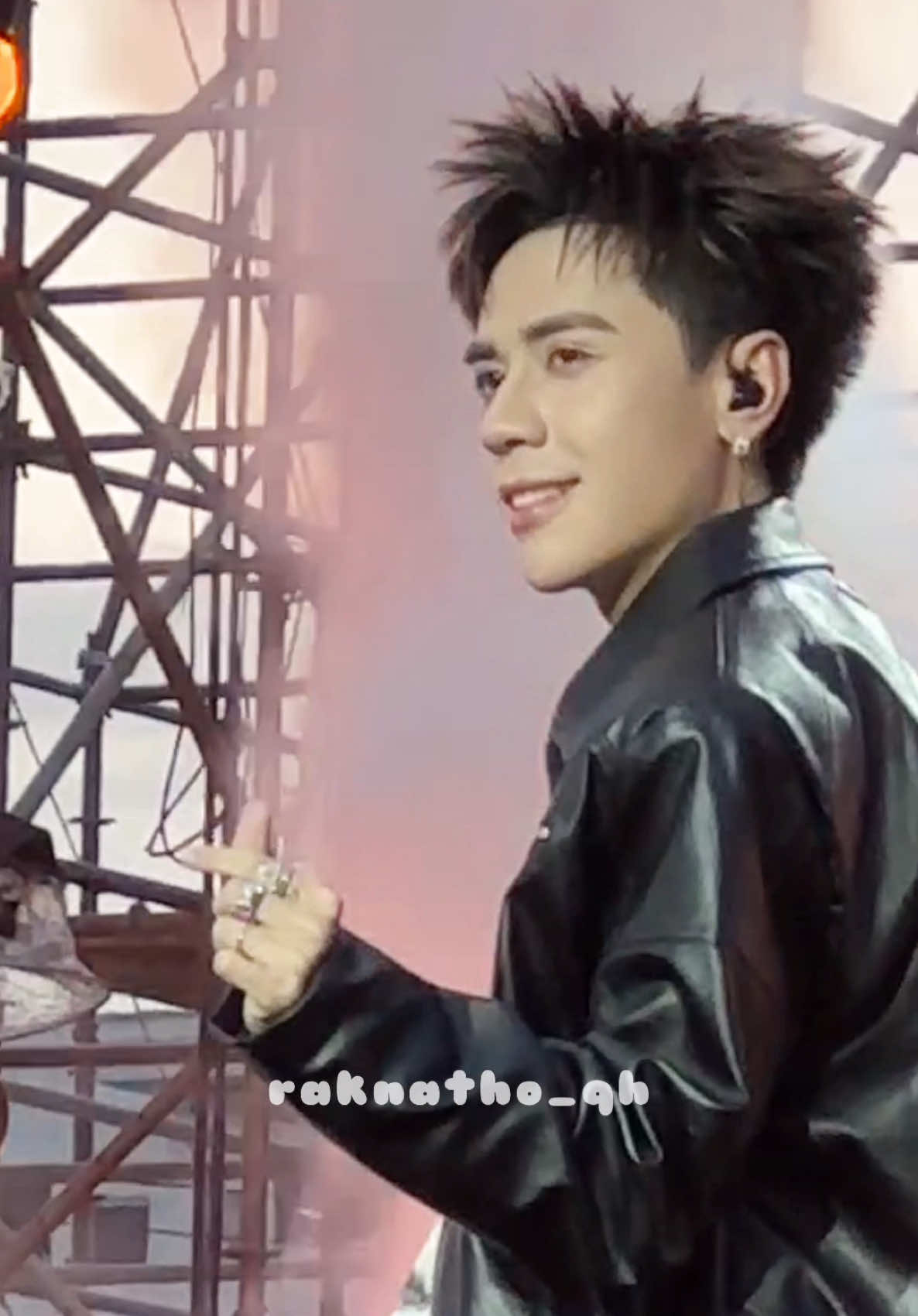 Nay học ở đâu cái kiểu bắn tim đó vậy hả @Quang Hùng MasterD #QuangHungMasterD #muzik #quanghung #raknatho_qh #ntpmmyearend2024 #ntpmm 