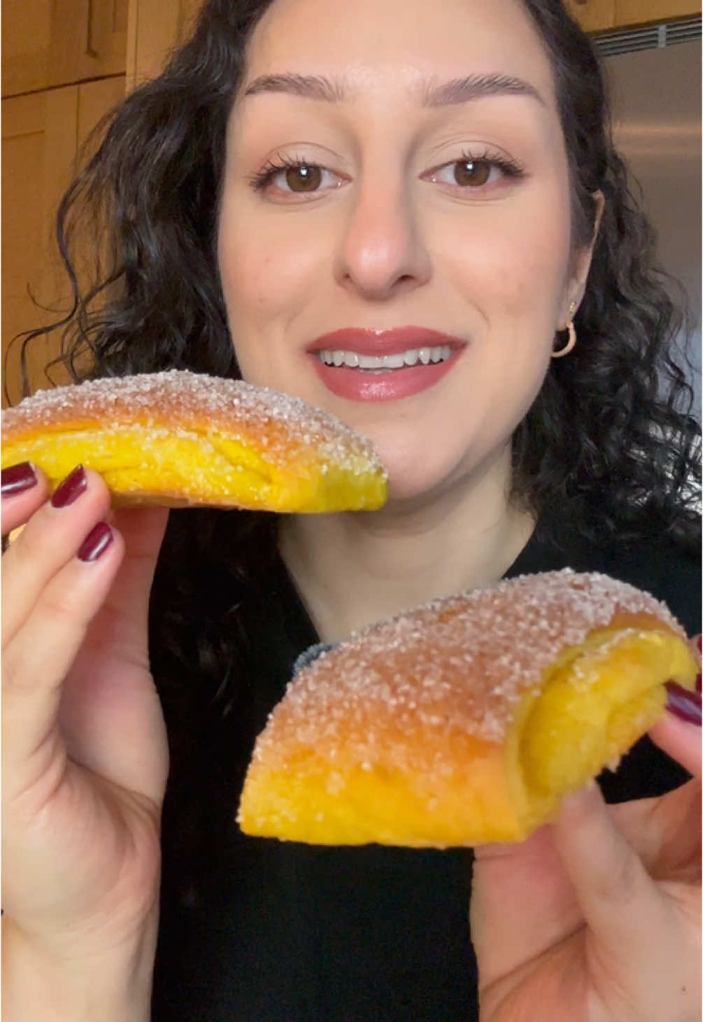 Steg för steg på hur du viker gifflarna 💛 glöm inte att jag har en hel receptsida med mer detaljerad information. Räcker ibland inte bara med ett klipp här 🫠 #jumbosaffransgifflar #saffransgifflar 