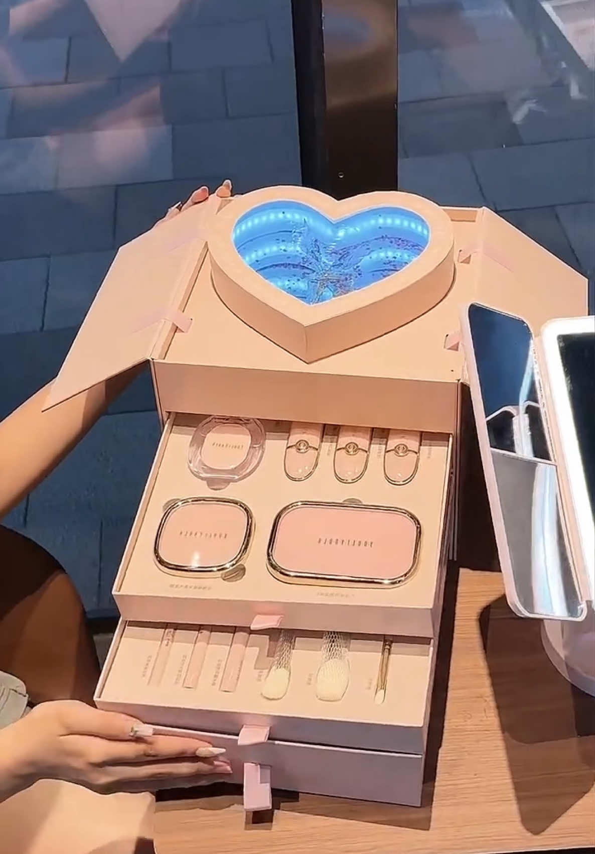 Bộ trang điểm bao cô gái thích 😍 #botrangdiem #quanoel #quagiangsinh #quatangbangai #quasinhnhat #goclamdep #reviewlamdep #boquatang #quatangnguoiyeu #xuhuongtiktok  @Tiệm Mỹ Phẩm Trung Hoa 