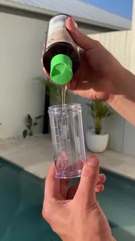 Dê uma olhada em Esguicho para Mangueira 8 em 1 Com Reservatório Para Sabão 100ml Jato Ajustável.