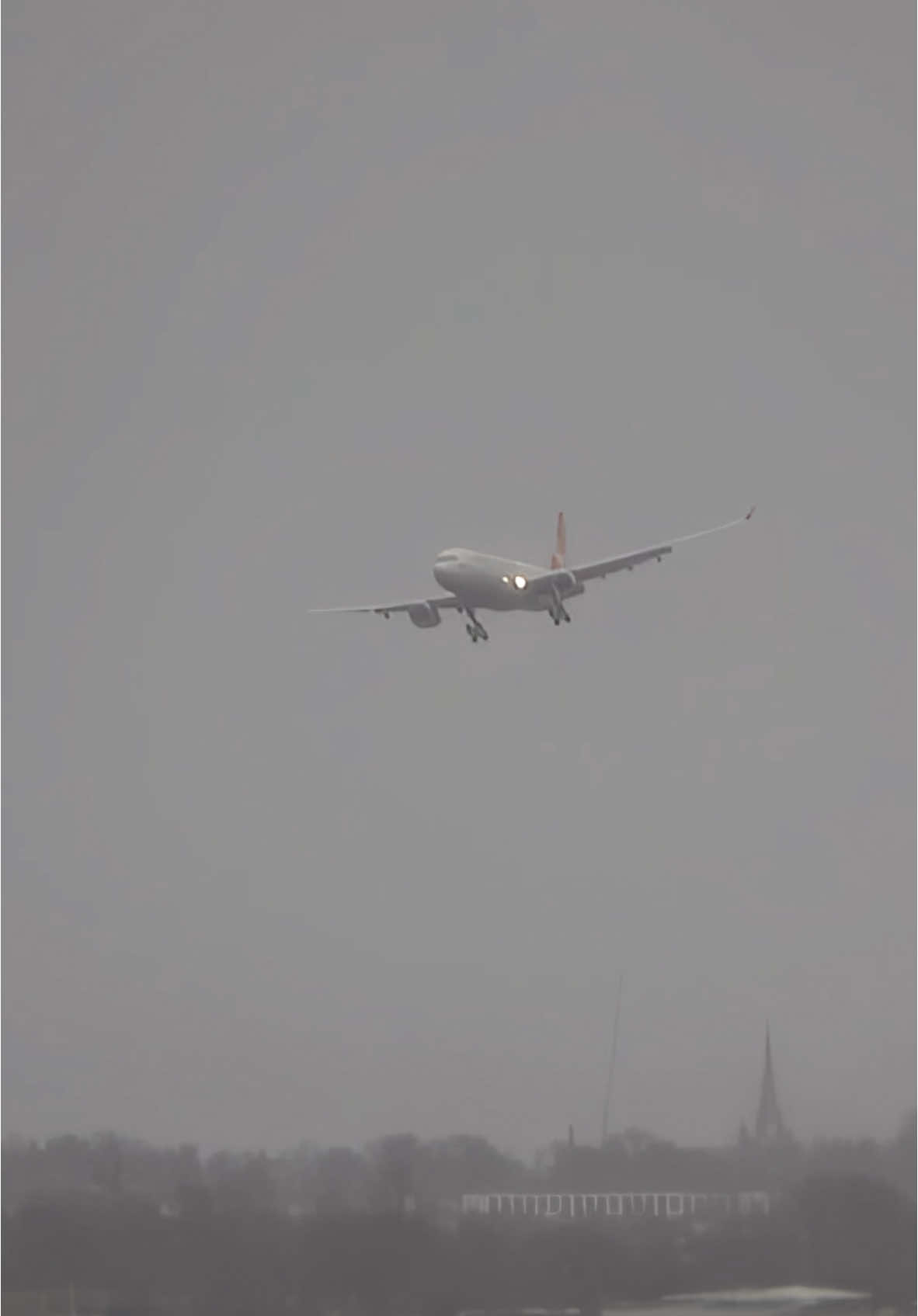 Skilled Virgin Atlantic Pilots battle strong winds landing thei Airbus A330 during Storm Darragh at Heathrow Airport #storm #heathrow #airbusa330 #landing #crosswind #pilot #planes @VirginAtlantic 