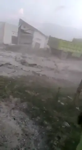 Fenomena likuifaksi terekam oleh warga setempat di Petobo, Palu, Sulawesi Tengah. September 28, 2018. Likuifaksi terjadi sesaat setelah gempa berkekuatan M7.5 mengguncang Palu. Diketahui, struktur tanah di hampir seluruh area Palu didominasi oleh struktur berpasir dan berair, membuatnya menjadi lemah dan rentan terhadap tekanan yang mendadak seperti gempa bumi. #Earthquake #Terremoto #Temblor #Sismo #Deprem #地震 #Gempa #tsunami #likuifaksi #liquefaction #palu #petobo #disaster #fyp 
