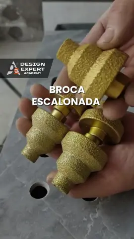 La broca escalonada con partículas de diamante perfora materiales frágiles como vidrio, cerámica y mármol, logrando cortes limpios y precisos. Su diseño permite crear agujeros de distintos tamaños con una sola herramienta, ofreciendo durabilidad y eficiencia para proyectos de construcción y decoración. #Construcción #Herramientas #DIYProyectos #IdeasCreativas #brocadiamantada