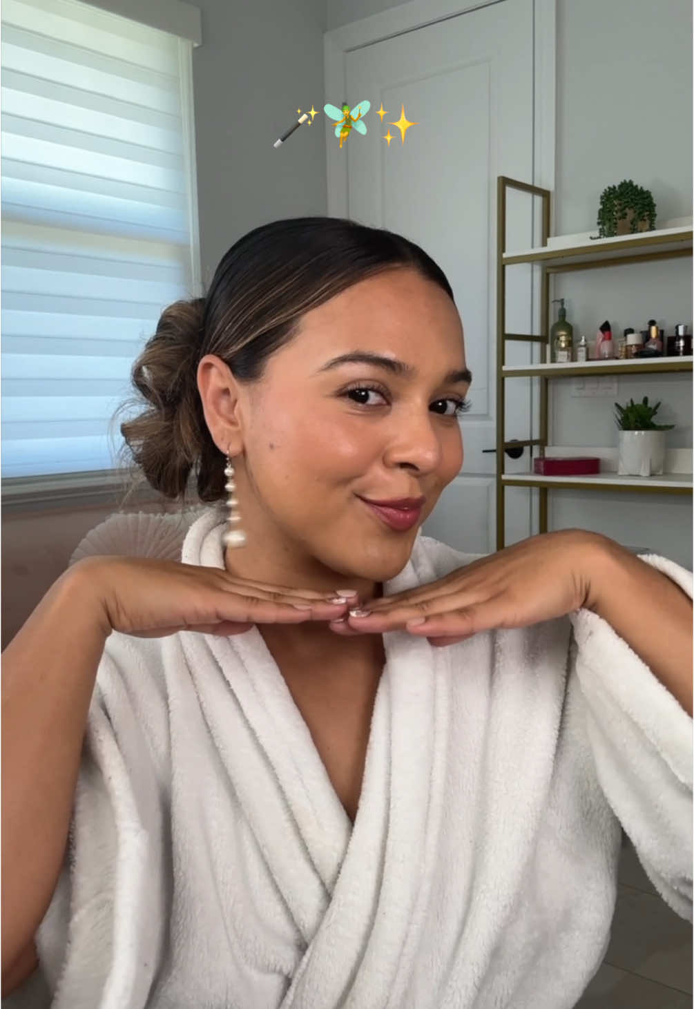 GREASY HAIR? we dont know her 🧚✨🏹💗 also tiktok picked this song haha kind of iconic 🕺🏻🕺🏻🕺🏻 @Dae Hair #greasyhair #easybun #hairtok #easyhairstyles #hairstyle #bun 