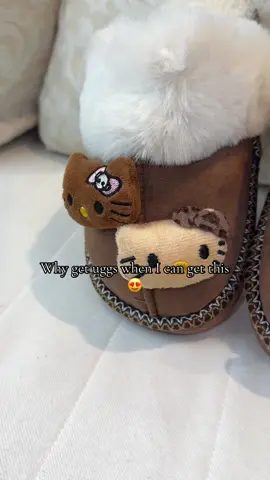 Im obsessed with these hello kitty uggs😍 #hellokitty #uggs 
