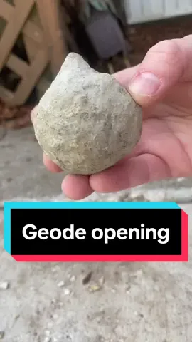 🪨🔨  #rocks #rocktok #crystals #crystaltok #rockhound #rockhounding #geode #geodes #geodecracking #keokuk #iowa 