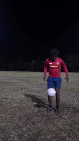 Some light touches with the ball from the other night🕺⚽️ #fyp #Soccer #football #skill #tutorial 