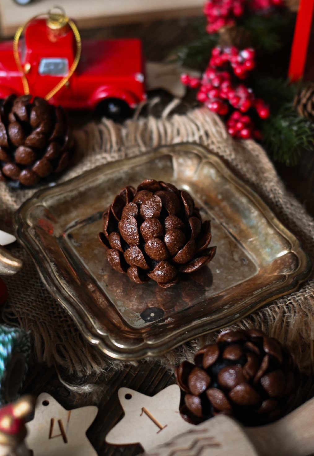 Slodkie szyszki z trzech składników 😍 jeśli nigdy nie robiliście tego przepisu koniecznie nadróbcie zaległości 💪🏻🤶🏼  Składniki (8-10 sztuk): 20 ciasteczek oreo 100 g serka naturalnego śmietankowego  płatki śniadaniowe  1. Ciasteczka oreo zmiksuj na konsystencję piasku i połącz z serkiem śmietankowym.  2. Nabierz 1 płaską łyżkę masy i uformuj stożek. Dookoła ponabijaj płatki śniadaniowe.  3. Gotowe szyszki wstaw do lodówki na 30 min. Przed podaniem możesz posypać cukrem pudrem.  #przekaska #deser #przepis #szyszki #deserek #przepisy #szybkieprzepisy #gotowanie #swieta 