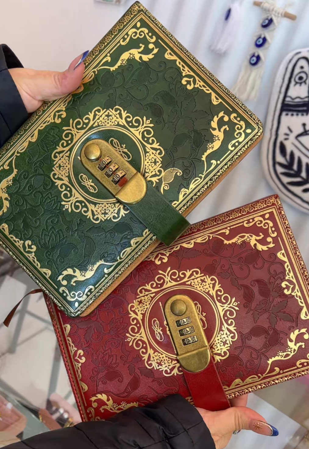 Diario de piel con candado 😍 diaponible en verde y rojo 🎁 #diario #candado #piel #diariodepiel 