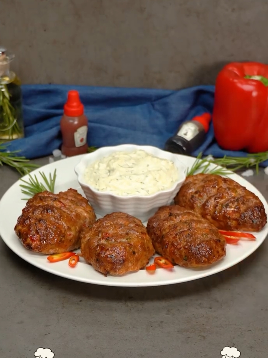 الوصفة الشهيرة باللحم المفروم التي تثير جنون العالم! المقادير: لحم مفروم: 1.5 كجم جزر : 150 جرام بصلة: 100 جرام بطاطس : 200 جرام البيض : 2 قطع فلفل حلو أحمر: 100 جرام بقدونس : 10 جرام الشبت: 10 جرام ثوم: 20 جرام فلفل اسود: 5 جرام ملح: 5 جرام بابريكا حلوة : 5 جرام زيت الزيتون : 50  مل الصلصة: خيار مخلل : 100 جرام الشبت: 10 جرام مايونيز: 150 جرام عصير الليمون : 20  مل سكر : 10 جرام ملح: 2 جرام#طبخات # #وصفات # #اكلات_سريعة # #طبخاتي # #اكلاتي # #تونس_المغرب_الجزائر # #المانيا #النمسا #العراق # #النرويج # #فرنسا _بلجيكا #المانيا_اسبانيا # #العراق_السعوديه_الاردن_الخليج # #مأكولات_رمضانية # #السويد 