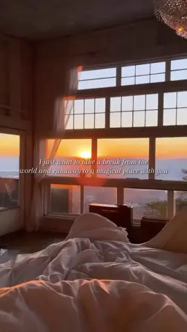 A romantic treehouse getaway in Tennessee is the perfect way to reconnect and leave the world behind. Who else is ready to run away to nature with someone special? 💚 #longweekenddecember #treehouse #couplesgetaway #mirrorcabin #tennesseemountains #couplestrip #decembergetaway #weekendtrips #US #tennessee #romanticplace #longweekendgetaways #hiddengem