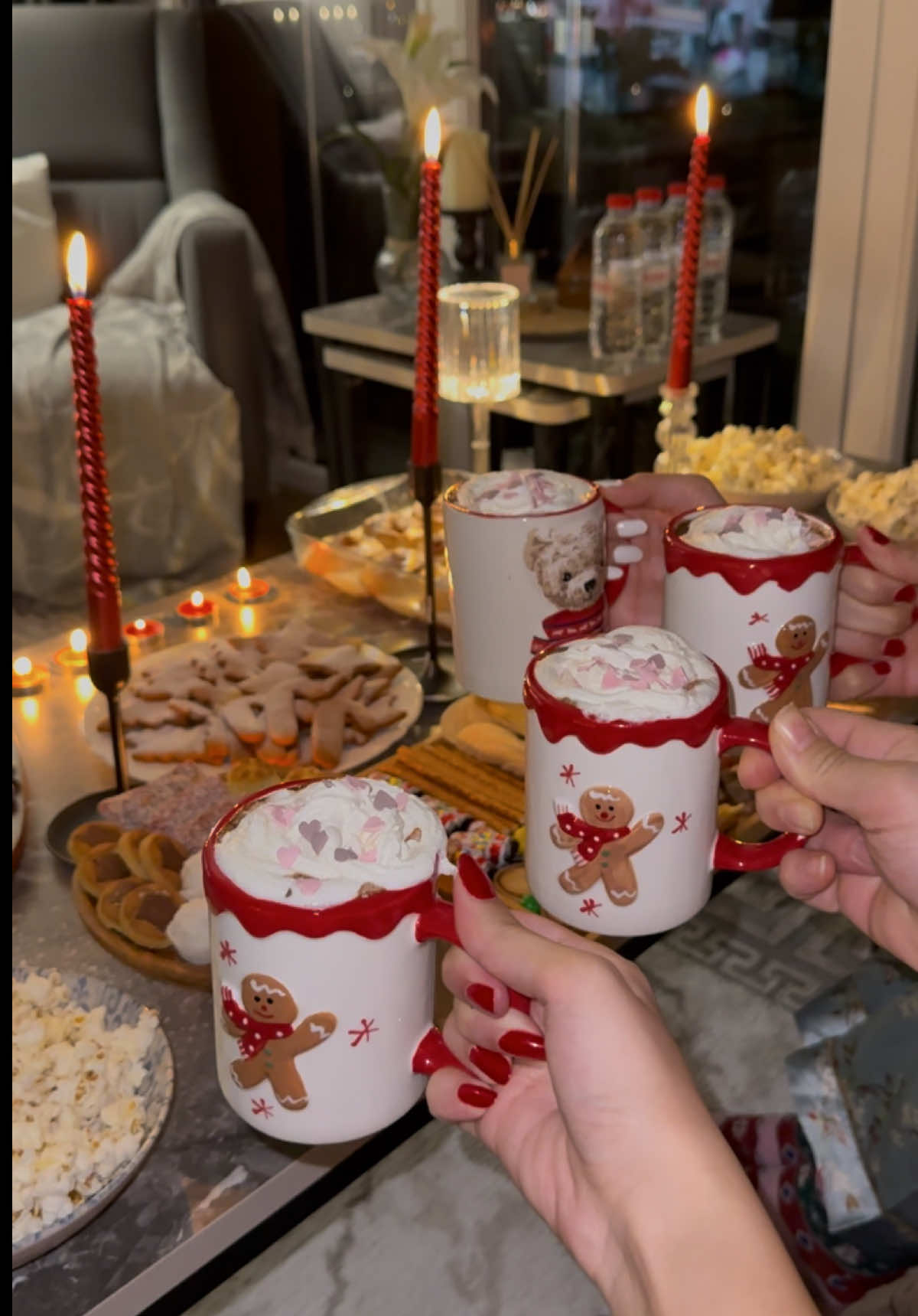 “Kız kıza film gecesi, sıcak çikolata ve pijamalarla kış keyfi! ❄️🎥🪵🧣🍫#kızkıza #gece #cozynights #december #wintervibes #hotchocolate #girlsnight #movie #fyyp #explore #türkeytiktok #istanbul 