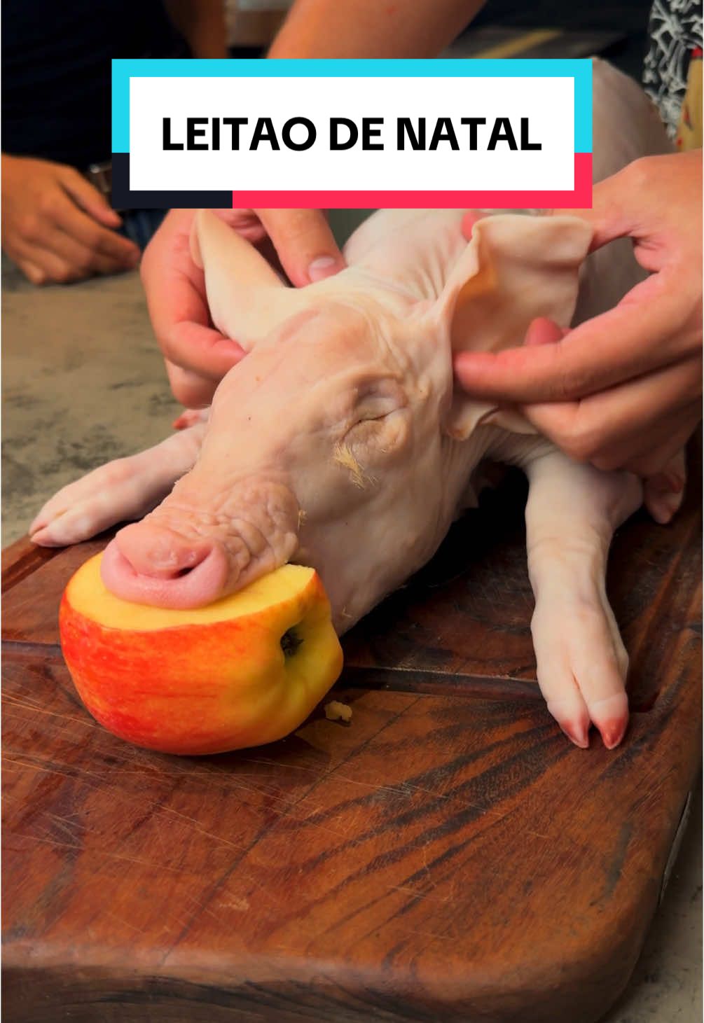 LEITOA RECHEADA pro seu Natal - Episódio 09 com @fagnergg 🎄🎅🏽 Vamos aos ingredientes? Você vai precisar de: Para a farofa: ▫️750g de camarão vermelho GG ▫️sal fino ▫️pimenta do reino  ▫️pimenta calabresa  ▫️fio de azeite  ▫️2 cebolas em cubos pequenos  ▫️5 dentes de alho  ▫️2 bananas da terra em cubos médios ▫️100g de damasco em cubos ▫️2 xícaras de farinha de mandioca torrada  ▫️3 xícaras de farinha panko ▫️15 unidades da pimenta biquinho picada ao meio ▫️100g de manteiga ▫️sal e pimenta ▫️cheiro verde a gosto: cebolinha, salsinha ou coentro Comece temperando os camarões com sal, pimenta e azeite. Misture bem e frite em fogo forte no azeite para caramelizar dos dois lados. Na mesma panela entre com a cebola, o alho e a banana pra fritar. Acrescente as farinhas, o damasco, manteiga, pimenta biquinho, cheiro verde e retifique o tempero se for necessário. Use essa farofa pra rechear a leitoa antes de assar e servir. Para a leitoa: ▫️1 leitoa inteira ▫️suco de 1 limão ▫️sal de parrilla com pimenta do reino  Tempere a parte interna da leitoa com limão, sal e pimenta do reino. Recheie com a farofa descrita acima e feche com barbante. Tempere a pele da leitoa com sal fino e leve ao forno a 180 graus por 2hrs ou até vitrificar completamente por fora. GOSTARAM? Espero que sim!! Qualquer dúvida estamos sempre a disposição. ❤️