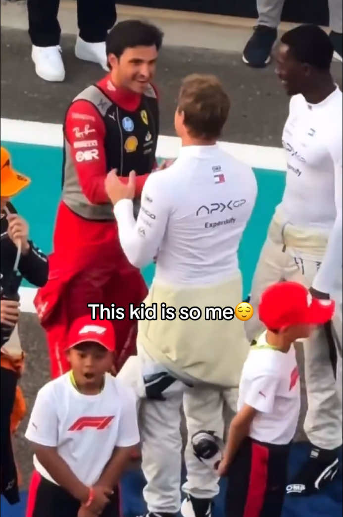 He has Hollywood actors next to him but he goes crazy when he sees Carlos Sainz🌶️ 📸 @i.lemann_ #carlossainz55 #cs55 #smoothoperator #abudhabi #bradpitt 