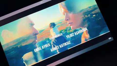 youtube’a yüklenir yüklenmez ikinci kez izlemek icin nasıl da hemen sak diye ordayım #uzakşehir #kanald #ozanakbaba #sinemünsal 