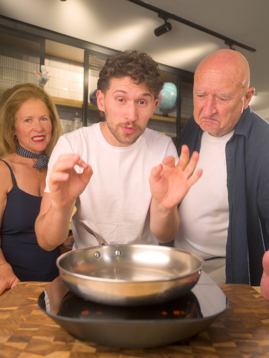 OMELETE COREANO PROS MEUS PAIS! Galera, neste fim de ano, pensei em fazer uma receita especial pros meus pais e lembrei do famozaço omelete coreano! Mas tem um PORÉM pra receita ficar PERFEITA, eu preciso pesar exatamente cada ingrediente. 😱 Seria bem difícil, se eu não tivesse o Guru da @Tramontina, um cooktop que mede o peso e a temperatura!! Ingredientes:  -50 gramas de manteiga -20 gramas de cebolinha picada -30 mL de shoyu -4 ovos Preparo: Esquentar a panela a exatos 160 graus, passar manteiga e adicionar os ovos, mexendo bem até empelotar. Finaliza com o shoyo e a cebolinha! 🔥 Spoiler: meus pais AMARAM!! #cheffotto #tramontina #omelette #receita  *publi