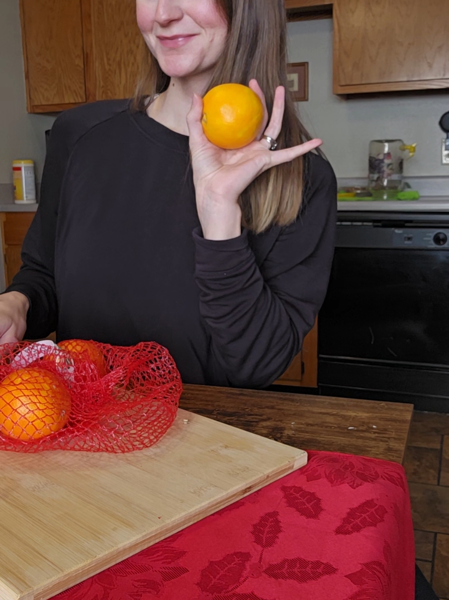 let's make a dried orange garland! Use the ends of the oranges in a simmer pot for zero waste 👏 #jennsews #orangegarland #craftychristmas #diychristmas #handmadechristmas #tackychristmas #nostalgicchristmas #cozy #cozyhobbies #crafty 