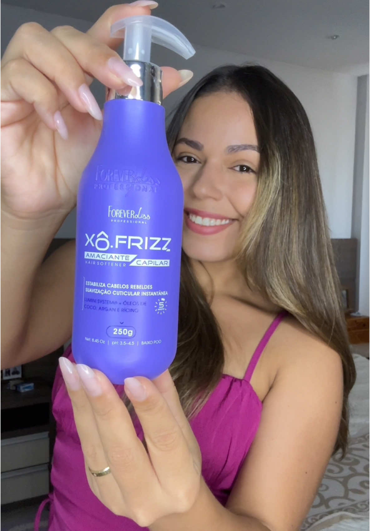 AMACIANTE É BOM PARA O CABELO? Só se estivermos falando do amaciante capilar Xô Frizz da @Forever Liss ❤️. Com seu superpoder tecnológico Lumini-System e óleos essenciais chiquérrimos, ele dá aquele trato nos fios, deixando-os mais nutridos e alinhados! E a boa notícia é que a linha completa - incluindo amaciante, umectação noturna, ampola e o famoso modelador de fios - está com desconto usando meu cupom: BRULOHAINE.  Ah, e não se esqueça: nada de usar produtos que não são feitos para os cabelos, tá bom? Seu cabelo não é um laboratório maluco! 😂 #foreverliss #xofrizz *PUBLl 