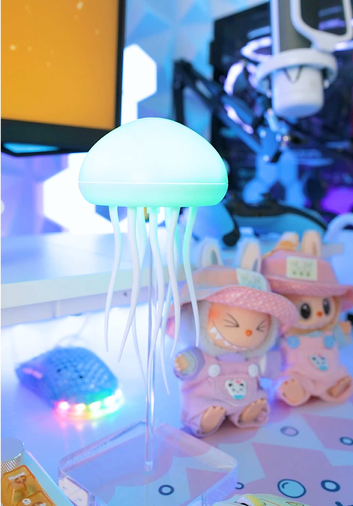 This jellyfish surprised me, I like it more than expected 🤭.  #jellyfish #lighting #rgb #desksetup #GamingSetup #deskdecor 