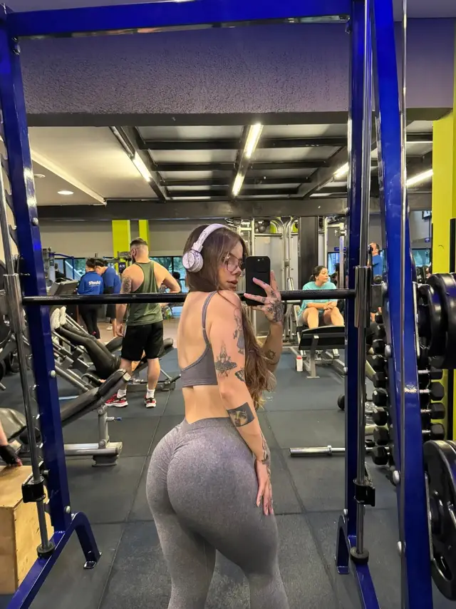 A era treinar fofo acabou e não é que treinar pesado cresce 😂 óbvio que pose + essa legging mentirosa aí kkkkkkkk #gymaddict #Lifestyle #GymLife #gymrat #gymgirl 