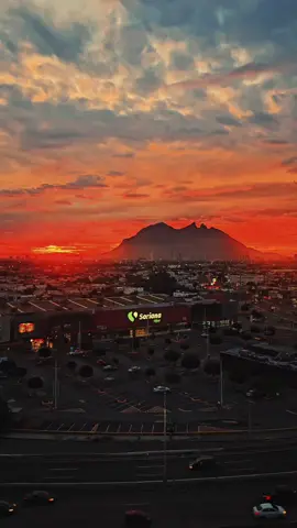 Maravilloso Amanecer En Monterrey Nuevo León, Vista Desde La UMAE 25, Imponente Cerro De La Silla #monterrey #nuevoleon #cerrodelasilla #amanecer #sunrise #sunset #CieloNaranja #nubes 