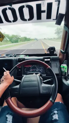 Hidup laki laki itu isinya hanya tentang tuntutan tanggung jawab dan pertanggung jawaban, lalu tentang salah dan selalu menjadi pihak yang di salahkan, sisanya lamunan dan harapan.  #storytime #fyp #storytruk #lewatberanda #engkel_mania_indonesia #drivermudapunyacerita #fyp 