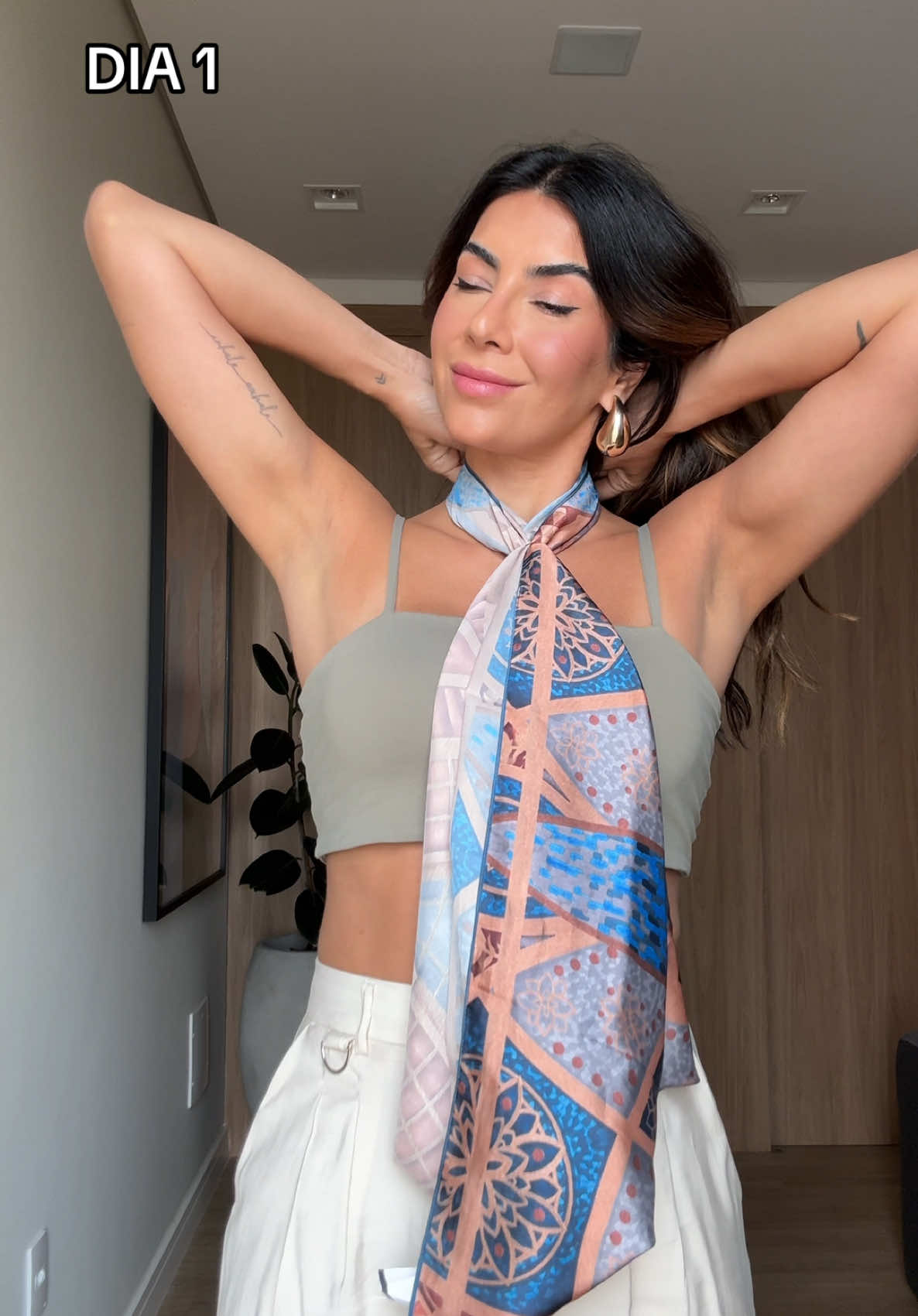 7 dias x 7 looks usando lenços  . . . #roupaxlook #estilizandolook #stylingtips #wearingvsstyling #multiplicandolooks #outfitideas 