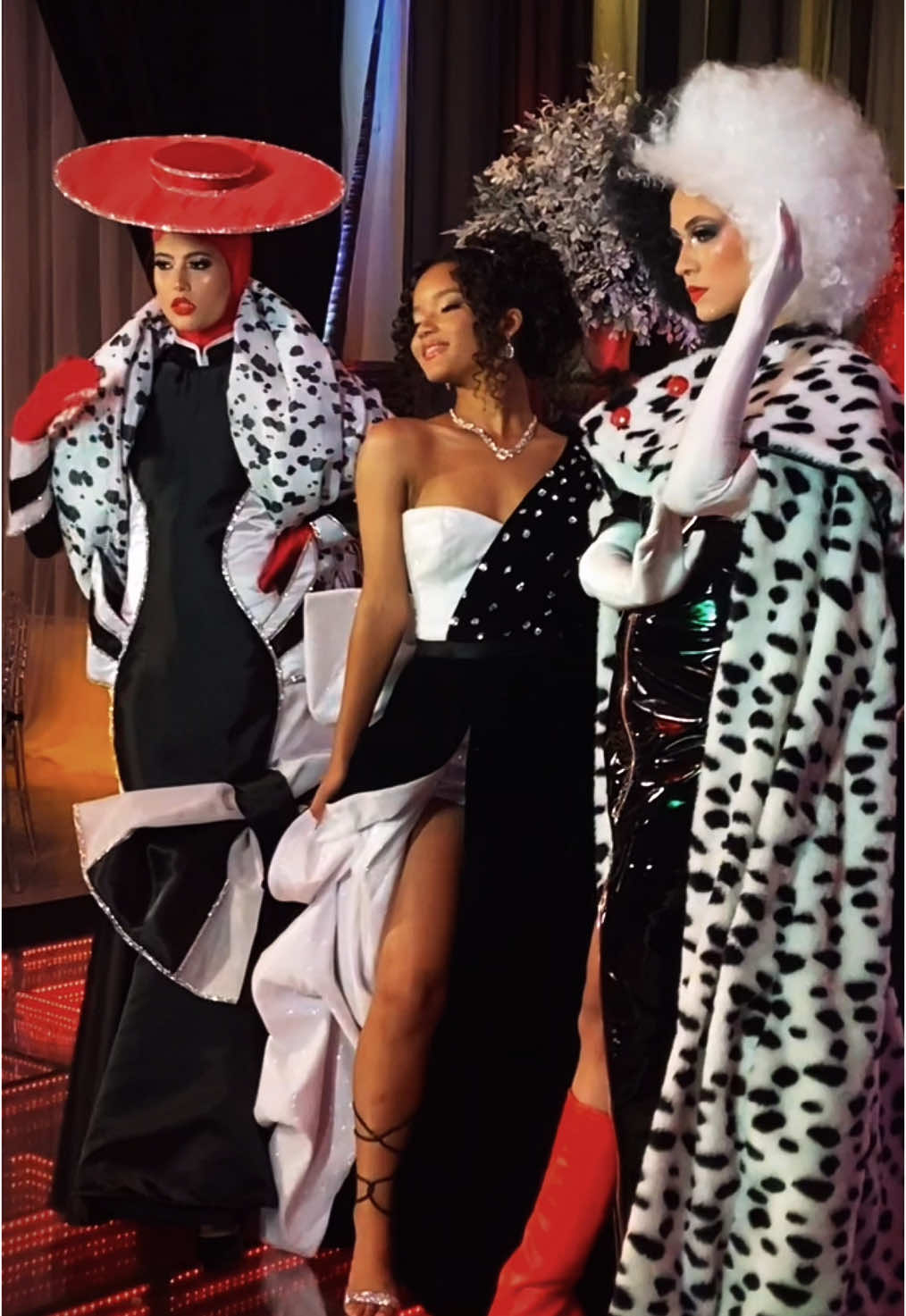 JULIA LIMA! Do clássico ao autêntico, criamos o combo perfeito para uma debutante cheia de atitude e personalidade! 🖤✨  Trabalhar em um tema tão icônico como o de Cruella foi pura inspiração, looks que misturam elegância e muito estilo! #ateliermarcioferreira #cruella #debutante #vestido #fashion #dress #15anos #moda #festade15anos🎂 